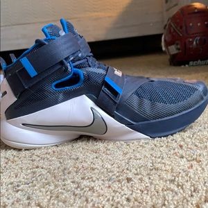 Lebron basketball shoes